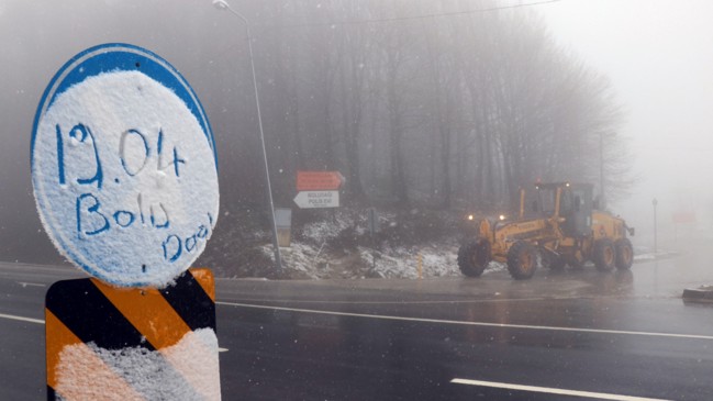 Kar ve sis ulaşımı etkiledi... Bolu'da nisan sürprizi! Kar yağmaya başladı...