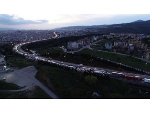 TEM Otoyolu’nda 3 tır birbirine girdi, yaklaşık 10 kilometre kuyruk oluştu