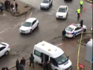 Dalgınlıkla ışıklarda valizi unuttu, polisi harekete geçirdi