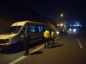 Bursaspor taraflarını taşıyan minibüs, tır ile çarpıştı: 10 yaralı