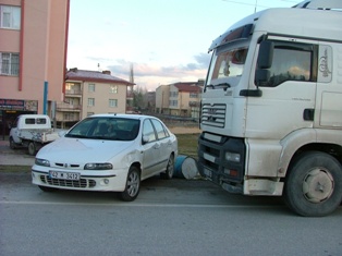 Çekici otomobili 88 metre sürükledi