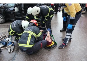Otomobil ile tır kavşakta çarpıştı: 1’i çocuk 4 yaralı