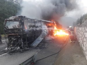 Mersin’de faciadan dönüldü: Yolcu otobüsü küle döndü
