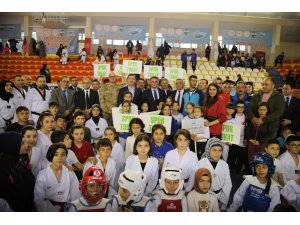 Tokat’ta sporculara 2 milyon liralık malzeme desteği