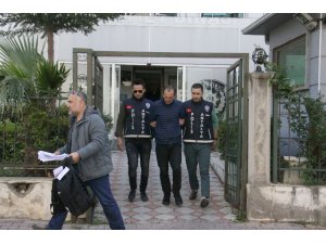 Müşterinin çantasından cep telefonu çaldılar, kaçamadılar