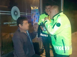 Polisin alkollü sürücüyle alkolmetre sınavı