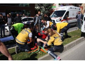 Şehiriçi toplu ulaşım midibüsü kamyonet ile çarpıştı: 6 yaralı