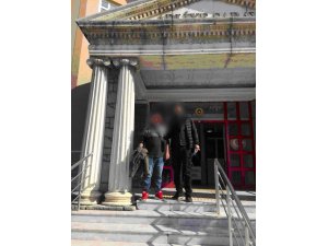 Göçmenlerin arasından kaçmaya çalışınca yakayı ele verdi