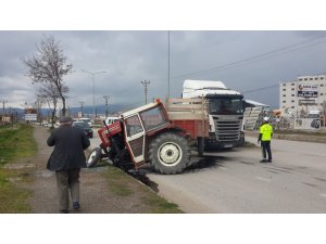 Otomobille çarpışan traktör ikiye ayrıldı