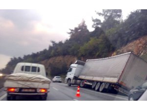 Tır kazası trafiği kitledi