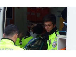Polis aracı otomobille çarpıştı: 1 polis memuru yaralı