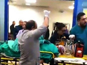 Hafif ticari araç otobüs durağına daldı