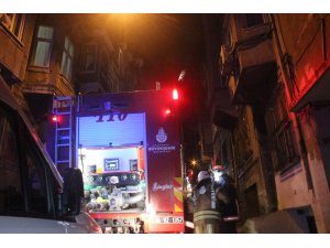 Beyoğlu’nda korkutan çatı yangını