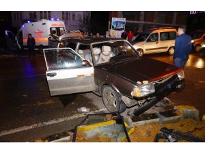 Hızını alamayan otomobil, kırmızı ışıkta bekleyen araca çarptı: 5 Yaralı