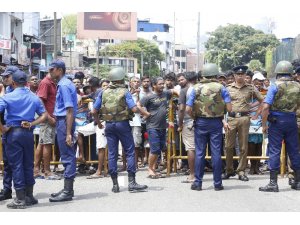 Sri Lanka’nın başkenti Colombo ile Batticaloa ve Negombo şehirlerinde 3 kilise ve 3 otelde meydana gelen patlamalarda ölü sayısının 129’a yükseldiği belirtildi.
