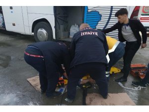 Tamir sırasında krikolar kaydı, 3 kişi otobüsün altında kaldı