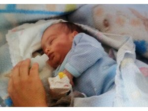 Banyoda yıkarken annesinin elinden düşen bebek hayatını kaybetti