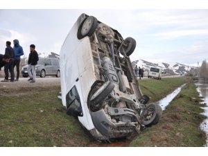 Minibüs takla attı: 2 yaralı