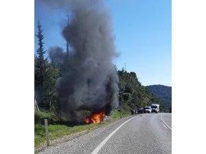 Şarampole savrulan otomobil alev alev yandı: 2 yaralı
