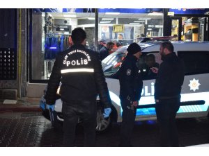 Mağazada müşteriler arasında bıçaklı kavga: 1 yaralı