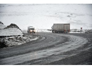 Tendürek Geçidi'nde kar yağışı ve sis