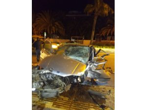 Muğla'da otomobil refüje çarptı: 1 ölü, 2 yaralı