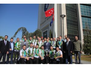 Kupayı Bursa’ya getirdiler, başkan onları kapıda karşıladı...