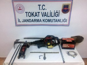 Defineciler kazı alanında suçüstü yakalandı