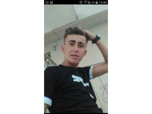 Silahla oynayan genç kendini vurdu