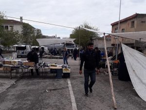 Şanlıurfa’da freni boşalan tır pazara daldı