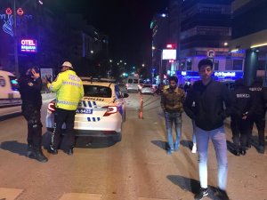 Yaya geçidinde motosiklet çarptı