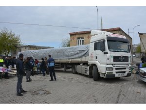 Şanlıurfa'da freni boşalan tır pazara girdi