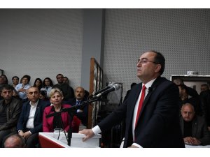 CHP’li Başkan Elçin Artvin Belediyesi’nin borç listesini belediye binasına astı
