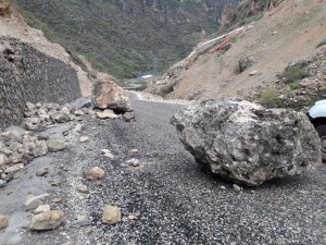 Siirt’te dağdan kopan dev kaya parçaları yolu ulaşıma kapattı