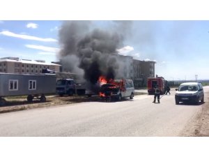 Alev alev yanan minibüs ateş topuna döndü