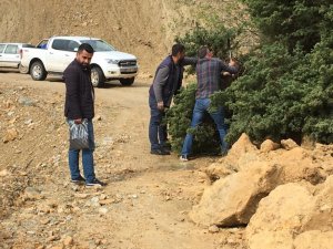 Kozluk’ta heyelan nedeniyle köy yolları ulaşıma kapandı