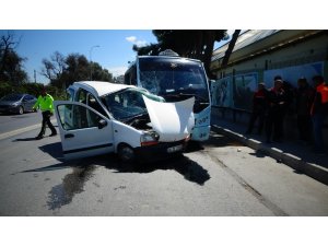 Kartal’da minibüs ile otomobil çarpıştı: 1 yaralı
