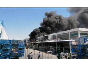 Plastik fabrikasında korkutan yangın