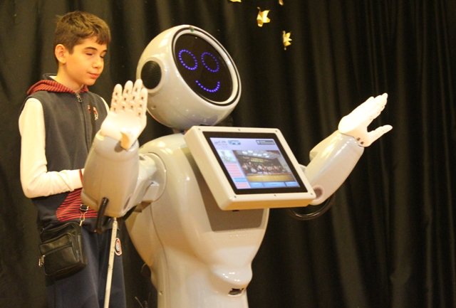 "Robot Sofia'dan daha zekiyim"