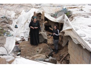 Dağdan kopan kayalar 5 evi yıktı