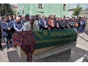 Kene vakasında aynı kaderi paylaştığı oğluyla yan yana defnedildi
