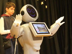 "Robot Sofia'dan daha zekiyim"