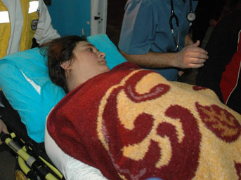 Donmaktan kurtuldu ikizlerini dünyaya getirdi