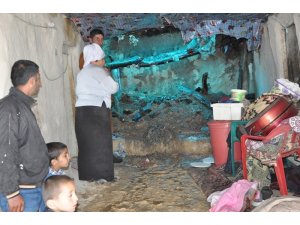 Şırnak’ta toprak evin damı çöktü
