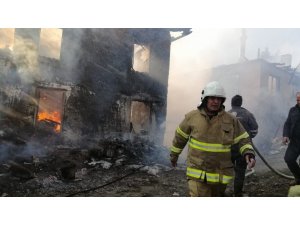 Sındırgı’da iki ev kül oldu