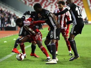 Spor Toto Süper Lig: DG Sivasspor: 1 - Beşiktaş: 1 (İlk yarı)