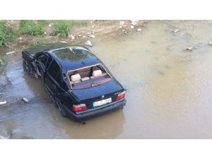 Bariyerleri aşıp Irlamaz Çayı’na uçtu: 2 yaralı