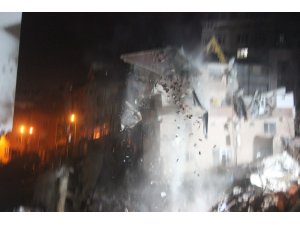Kağıthane’de yıkılma tehlikesi olan bina kontrollü bir şekilde yıkıldı