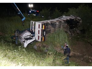 İzmir'de kamyon ile otomobil şarampole devrildi: 1 ölü, 1 yaralı