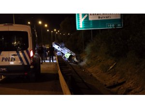 Adana'da otomobil bariyere çarptı: 1 yaralı